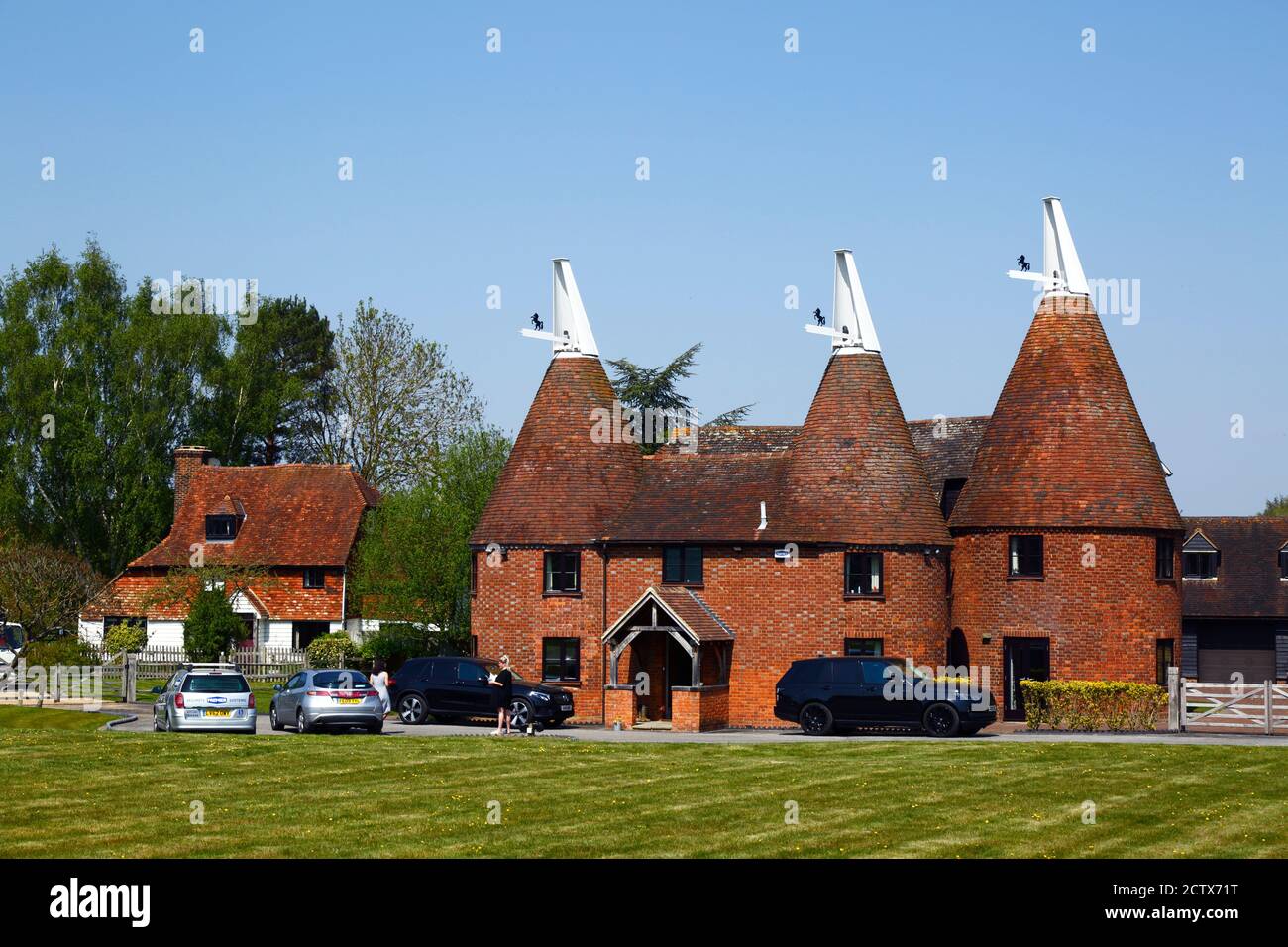 Manor Farm Oast, ein großes umgebautes Oasthaus neben dem Wealdway Fernwanderweg, Lower Haysden, Kent, England Stockfoto