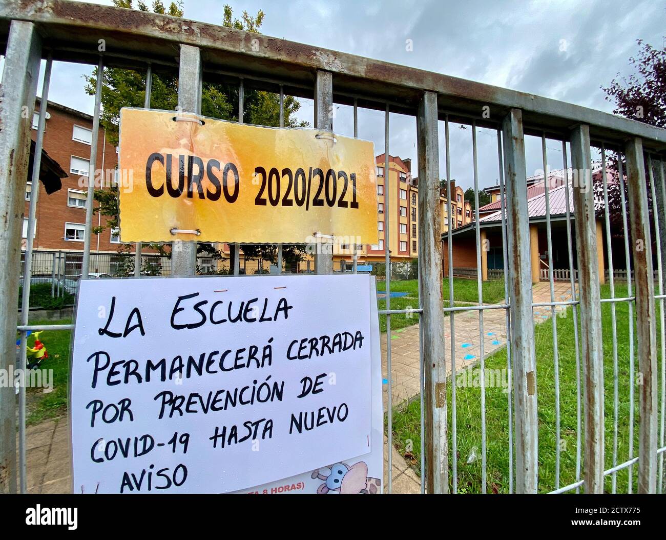 Schule geschlossen Zeichen an einem Tor, Schule geschlossen oder Stilllegung Konzept inmitten Coronavirus Ängste und Panik über ansteckende Virus Ausbreitung der Pandemie Ausbruch Stockfoto