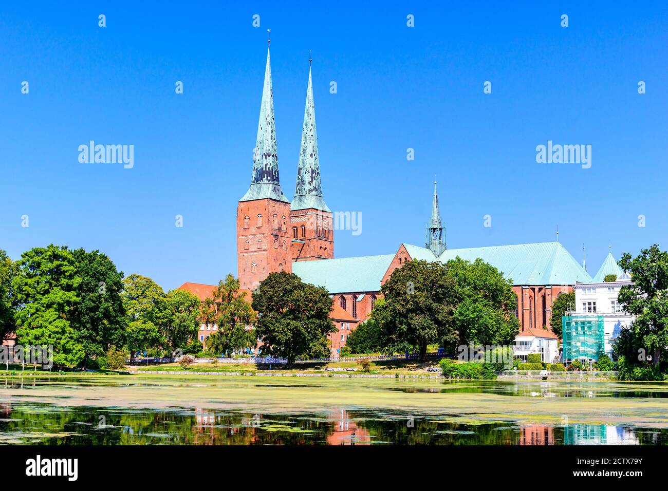 Catherdal Kirche (Dom) mit See, blauer Himmel in Lübeck (Lübeck), Schleswig-Holstein, Deutschland Stockfoto