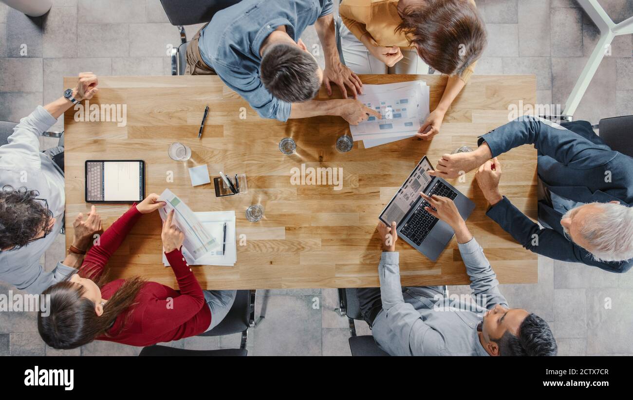 Startup Meeting Room: Team von Unternehmern sitzen am Konferenztisch haben Diskussionen, Probleme lösen, verwenden Sie Digital Tablet, Laptop, Teilen Stockfoto