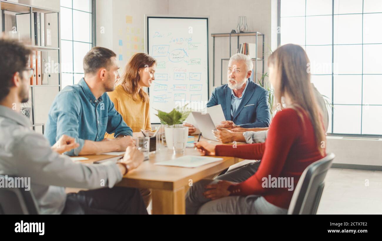 Im Konferenzraum Team von Geschäftsleuten, Unternehmern und Spezialisten sitzen am Konferenztisch haben Diskussionen, Probleme zu lösen, verwenden Tablet Stockfoto