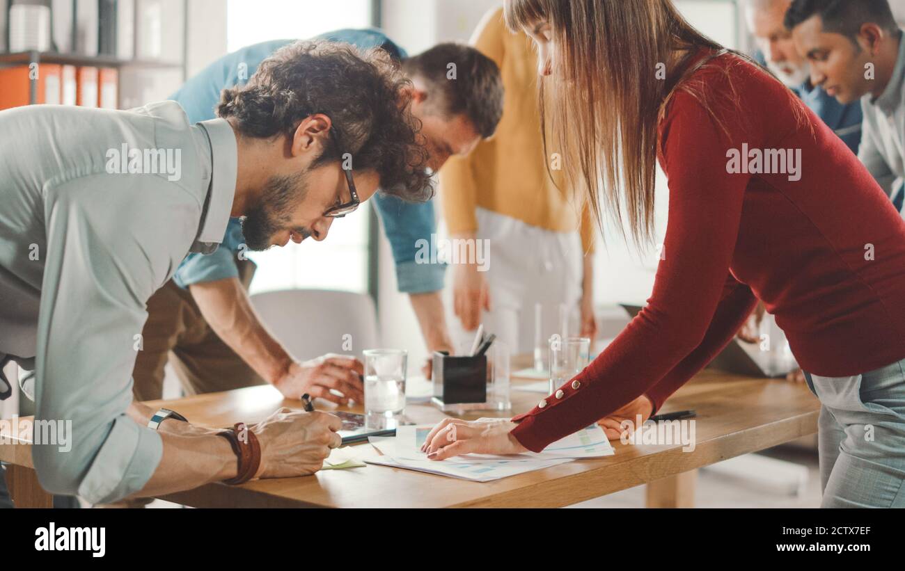 Startup Meeting Room Team von Unternehmern versammeln sich um Konferenztisch haben Diskussionen, Probleme lösen, verwenden Sie Digital Tablet, Laptop, Teilen Stockfoto