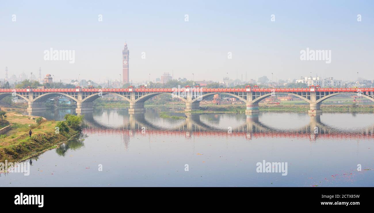 Indien, Uttar Pradesh, Lucknow, Brücke über den Gomti-Fluss mit Uhrenturm in der Ferne Stockfoto