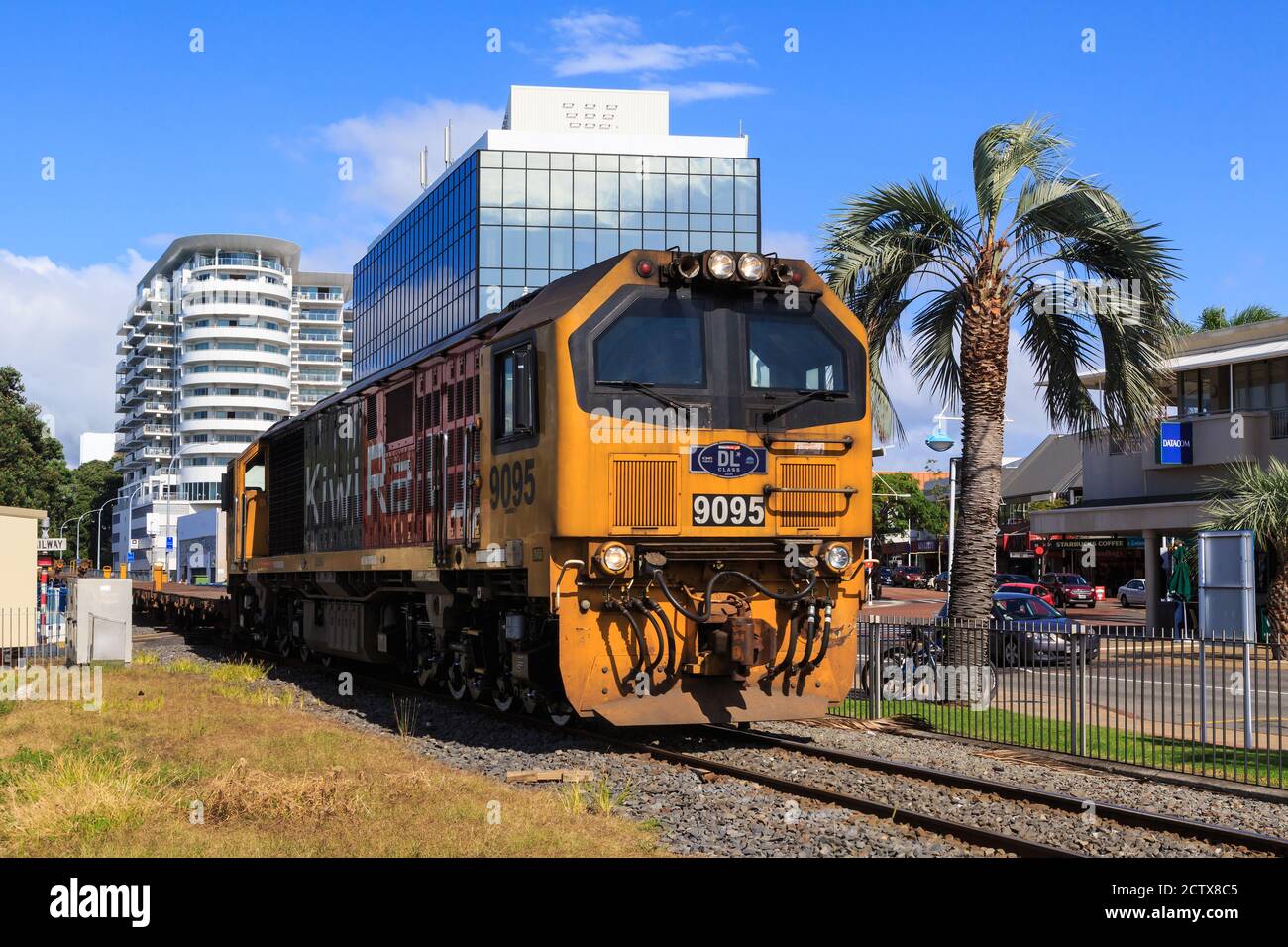 Eine Diesel-elektrische Lokomotive der DL-Klasse von KiwiRail rollt durch Tauranga, Neuseeland. 15. April 2018 Stockfoto
