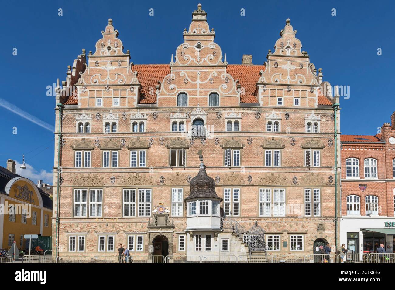 Aalborg, Dänemark - 1. September 2020: Jens Bang’s Haus, ein großes Gebäude im Renaissance-Stil, das im 17. Jahrhundert die Swan Pharmacy enthielt. Stockfoto