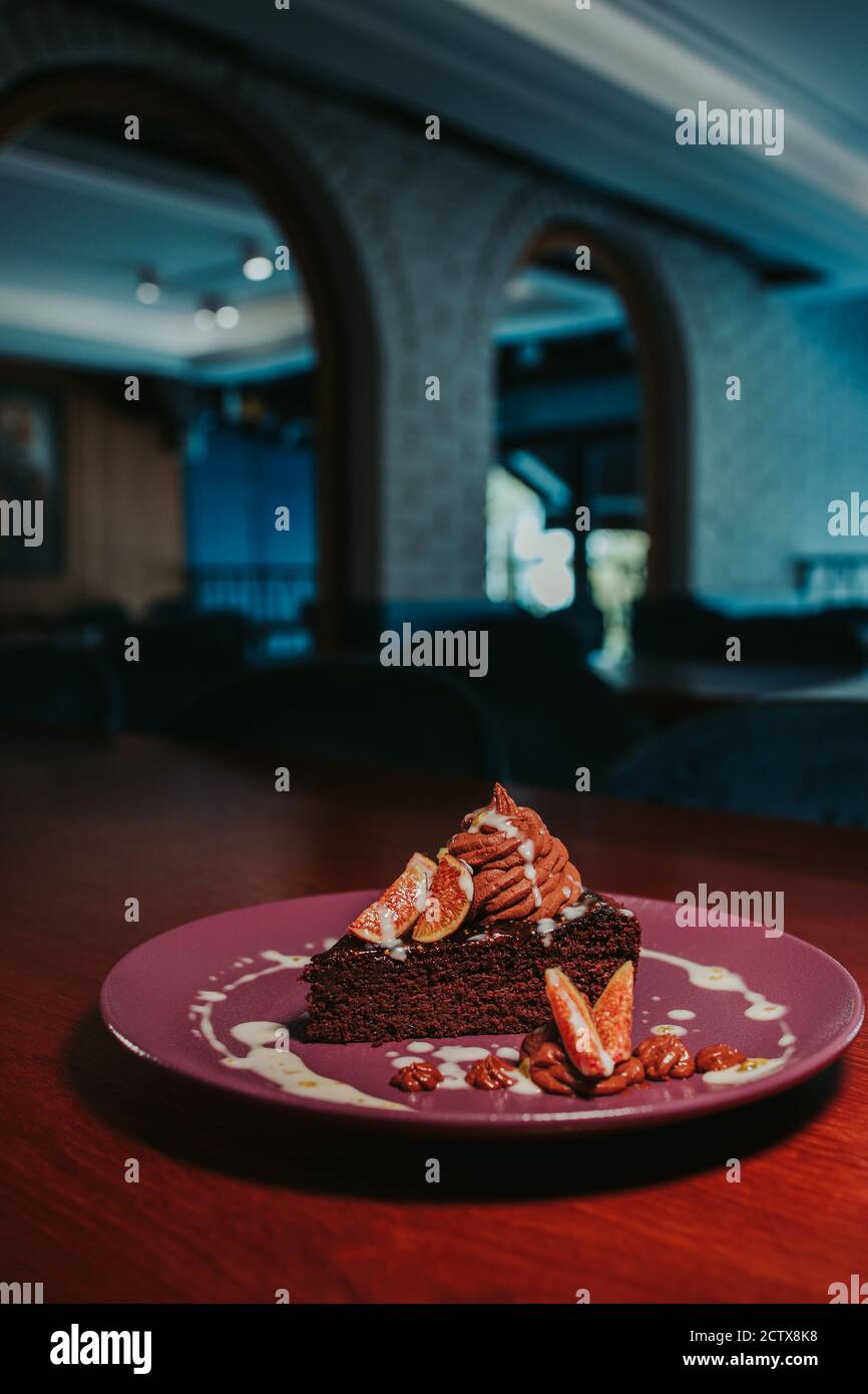 Vertikaler Schuss einer leckeren Schokoladenkuchen mit Mousse und bildschichten Stockfoto