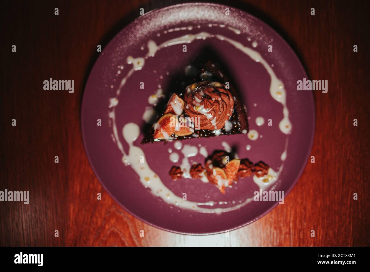 Draufsicht auf einen leckeren Schokoladenkuchen mit Mousse Und Feigenscheiben Stockfoto