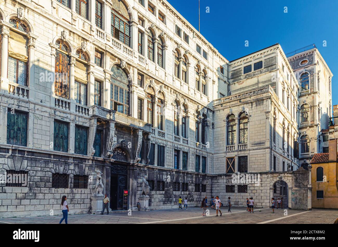 Venedig, Italien, 13. September 2019: Campo Santo Stefano Platz mit Palazzo Pisani Palast und Conservatorio Benedetto Marcello Konservatorium Gebäude im historischen Stadtzentrum San Marco Sestiere Stockfoto