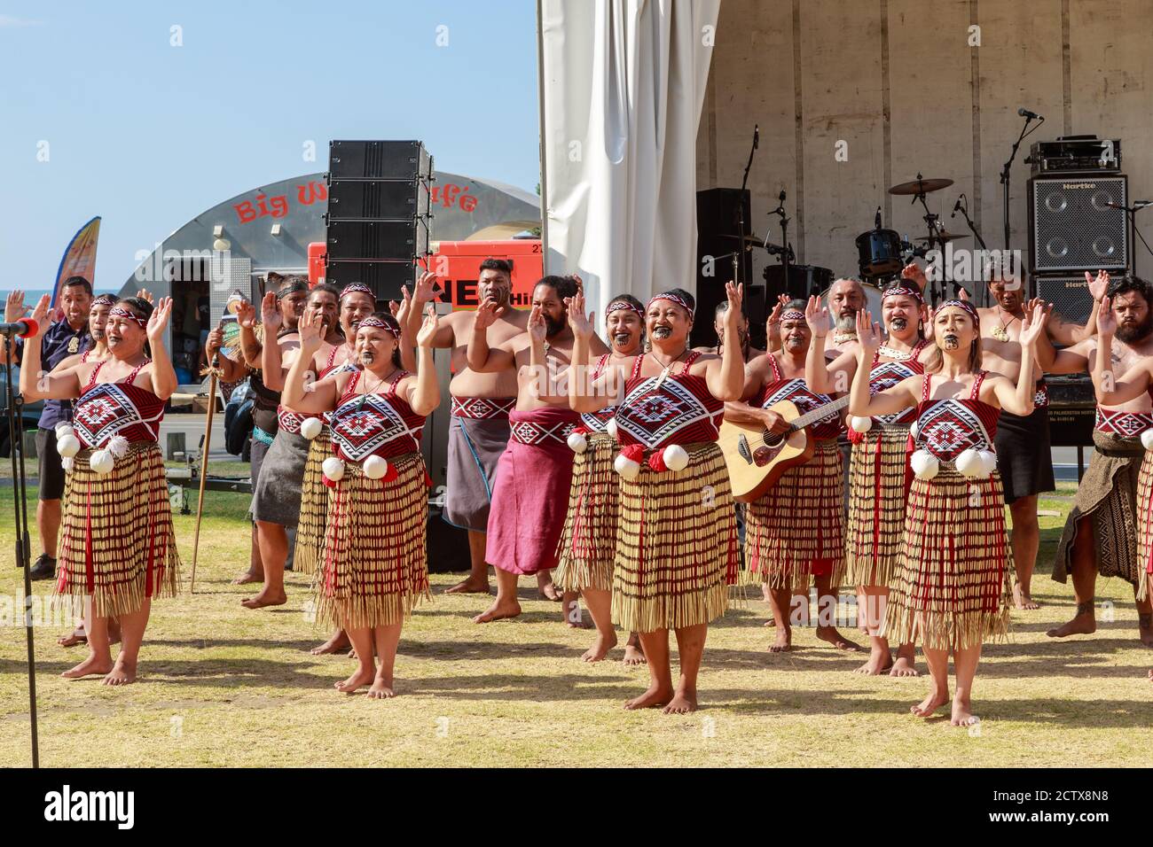 Maori-Frauen einer kapa haka (traditioneller Tanz)-Gruppe, die aufführt. Mount Maunganui, Neuseeland, 6. Februar 2019 Stockfoto
