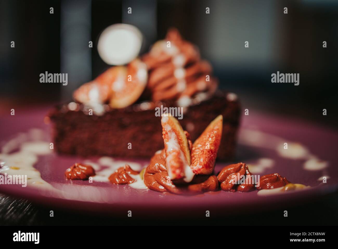 Selektiver Fokus Schuss einer leckeren Schokoladenkuchen mit Mousse Und Feigenscheiben Stockfoto