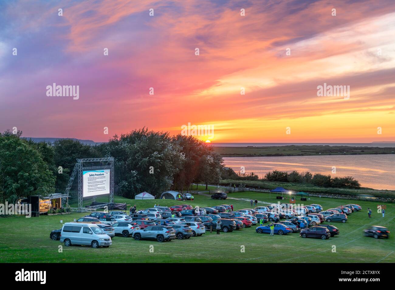 Freitag, 18. September 2020. Appledore, North Devon, England. Die Appledore Drive in Book Festival Eröffnungsnacht Veranstaltung als Richard Osman und Jeremy Vine Stockfoto