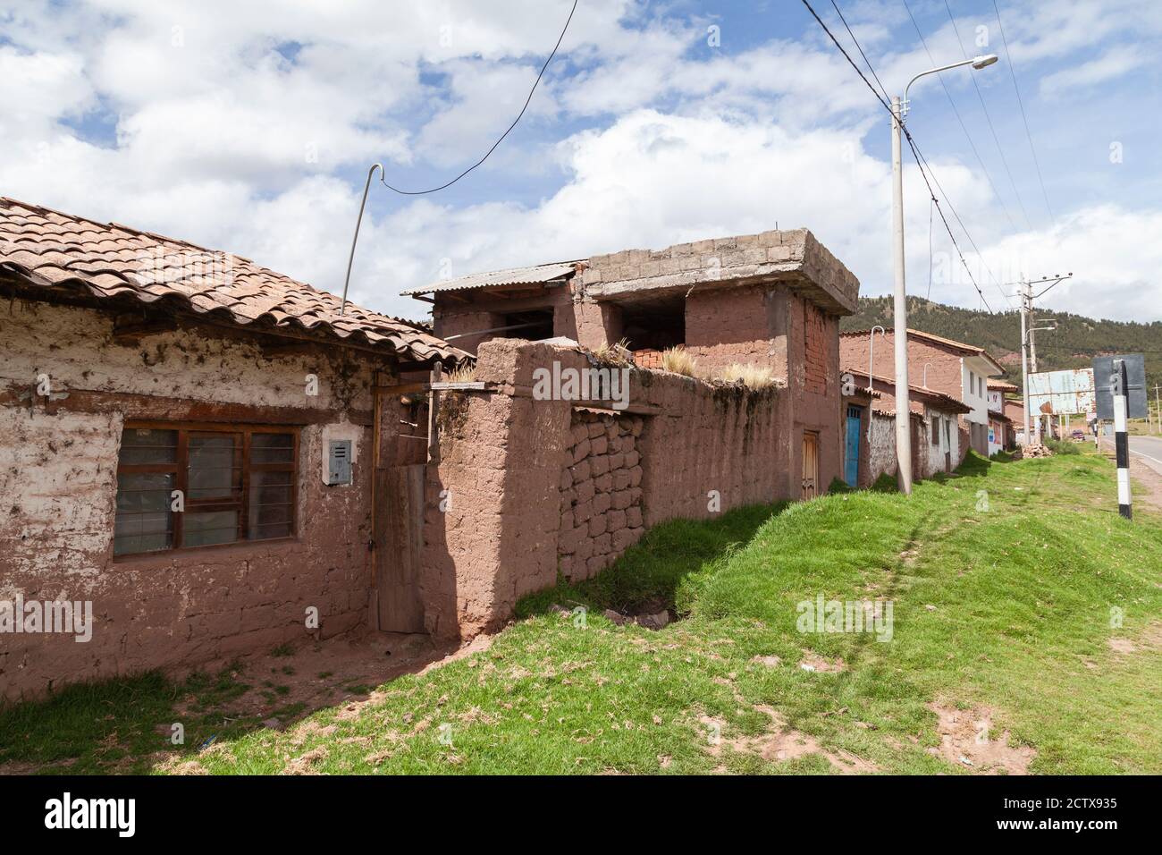 Ccorao, Peru - 4. April 2014: Blick auf die Häuser in Ccorao, auf der Seite der Straße in Richtung Taray und Pisac, Peru. Stockfoto