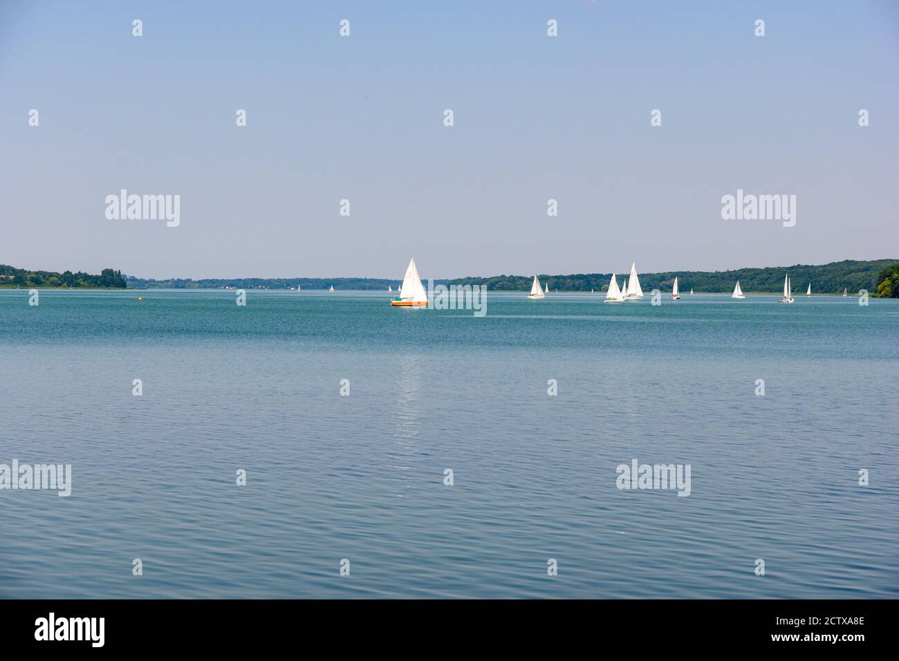 Blick auf den Ratzenburger See. See mit Booten, Segelbooten, blauer Himmel. Schleswig Holstein, Ratzenburg, Deutschland Stockfoto