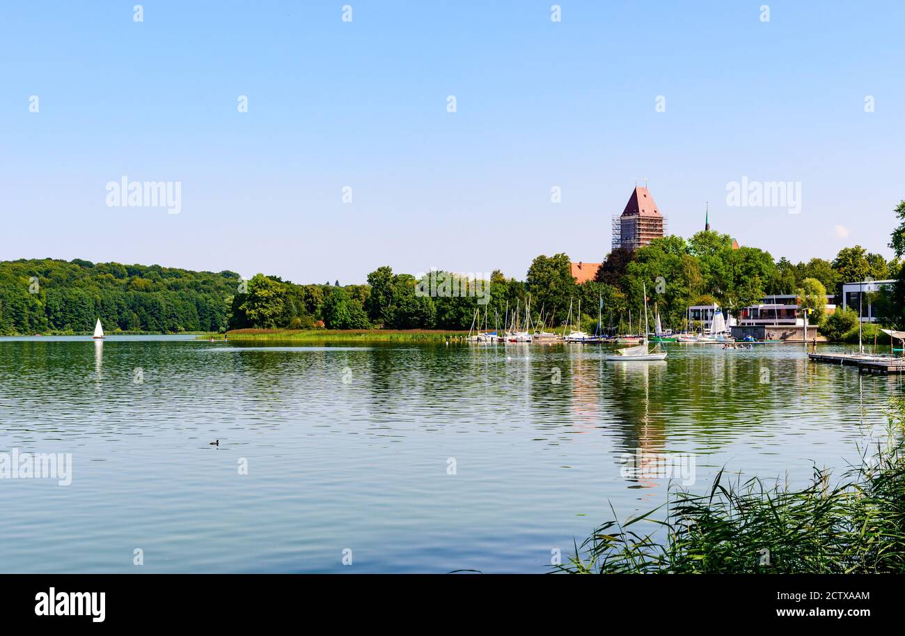 Blick auf den Ratzenburger See. See mit Booten, Segelbooten, blauer Himmel. Schleswig Holstein, Ratzenburg, Deutschland Stockfoto