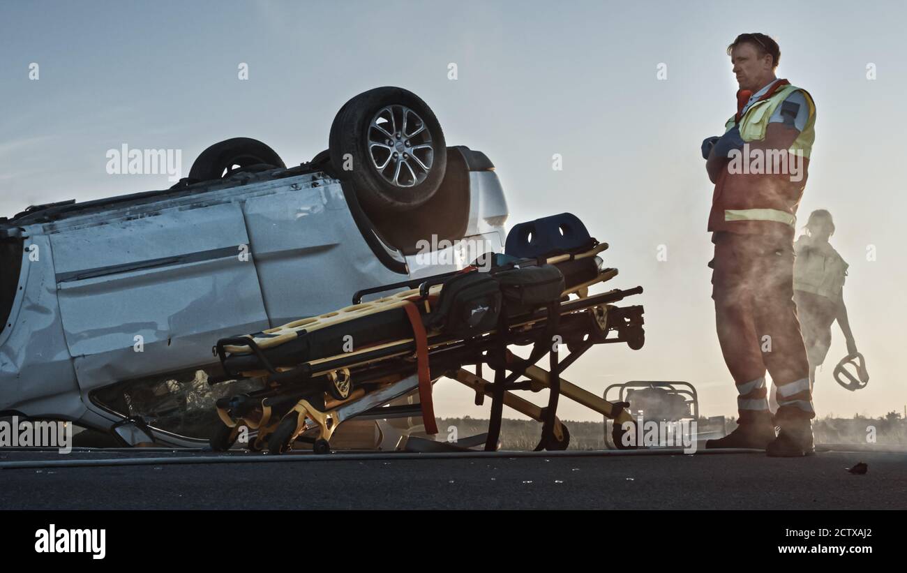 Traurig, schmerzhafte Sanitäter stehen am Ort des schrecklichen Autocrash Verkehrsunfall. Die Opfer des Unfalls überlebten nicht, Er konnte nicht sicher sein Stockfoto