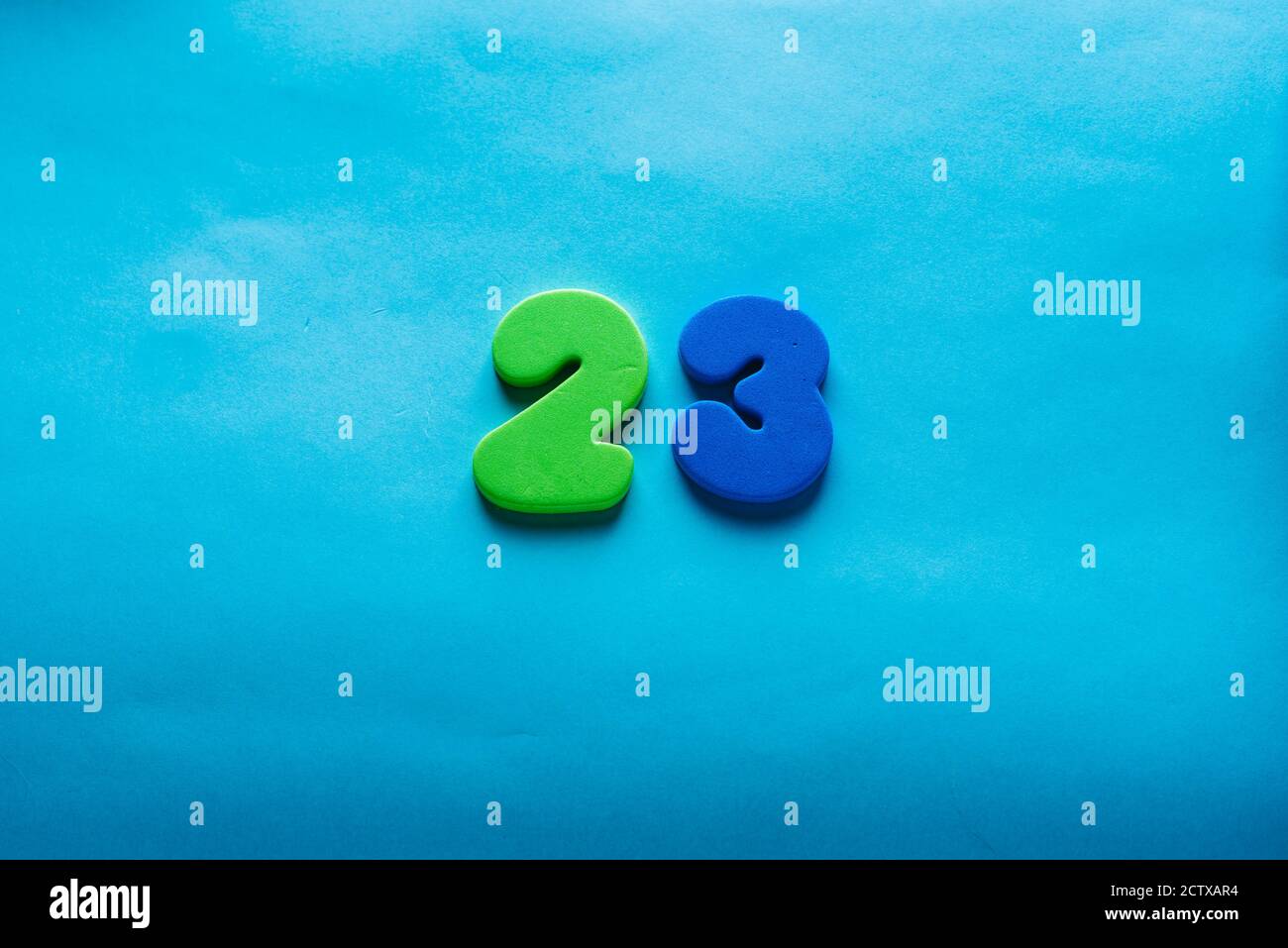 23 Jahre alt feiert klassisches Logo. Farbige Happy Anniversary 23