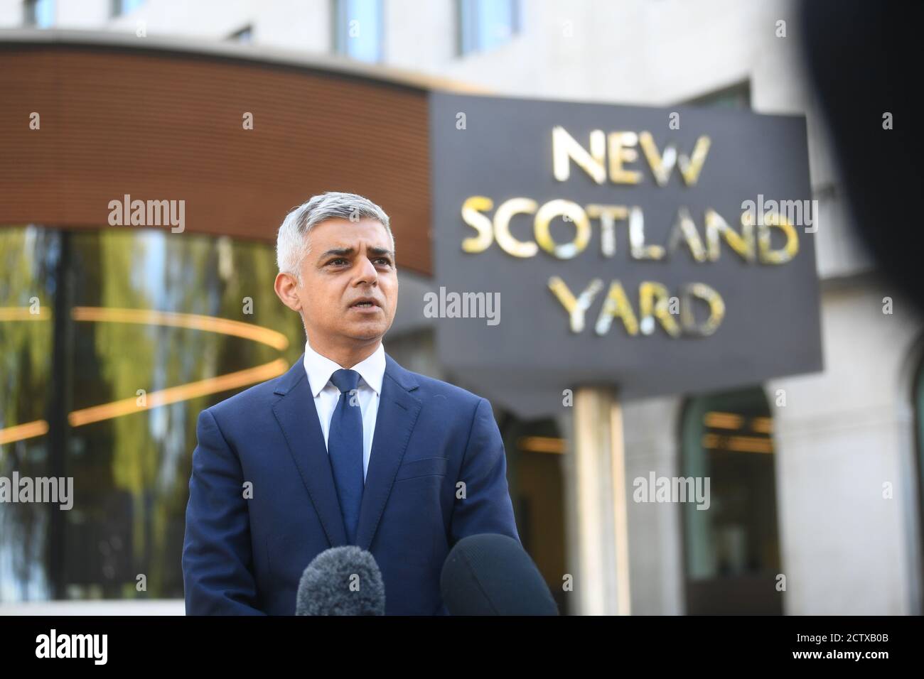 Der Bürgermeister von London Sadiq Khan spricht in New Scotland Yard, London, zu den Medien, nachdem ein Polizist gestorben war, der von einem Häftling im Croydon Custody Center im Süden Londons in den frühen Morgenstunden des Freitagmorgens erschossen wurde. Stockfoto