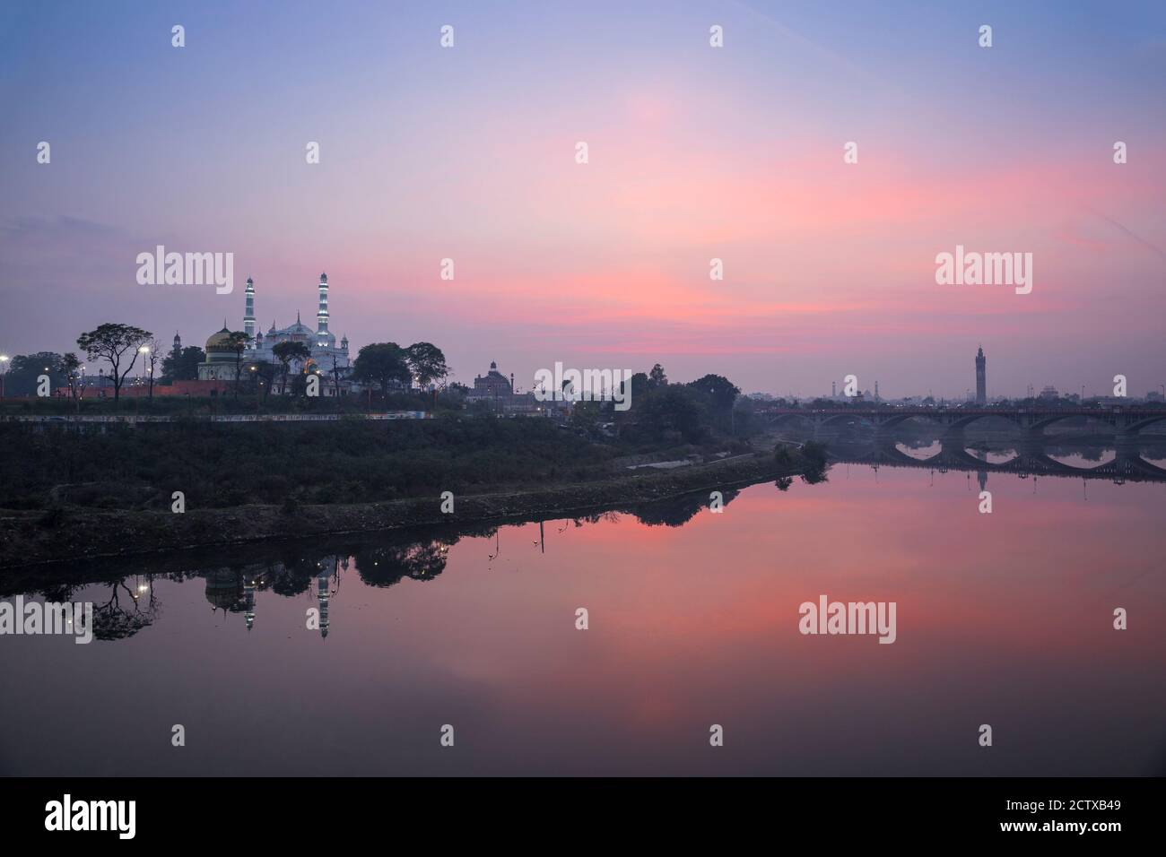 Indien, Uttar Pradesh, Lucknow, Blick auf die Teele Wali Moschee und Grab des Schah Peer Muhammid, der im Gomti Fluss reflektiert Stockfoto