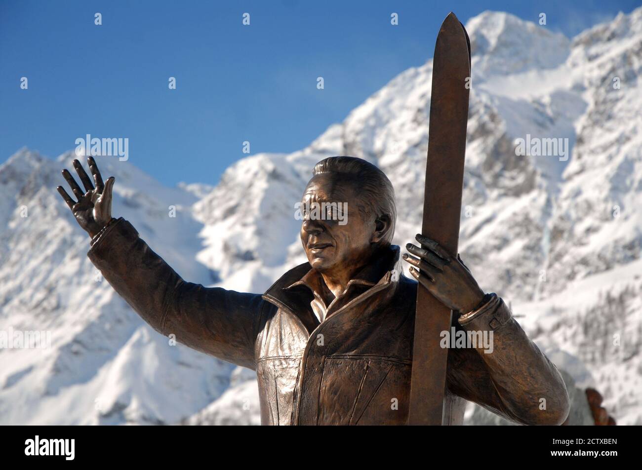 Cervinia, Aostatal/Italy-02/12/2014-die Bronzestatue, die dem italienisch-amerikanischen Fernsehmoderator Mike Bongiorno gewidmet ist. Stockfoto