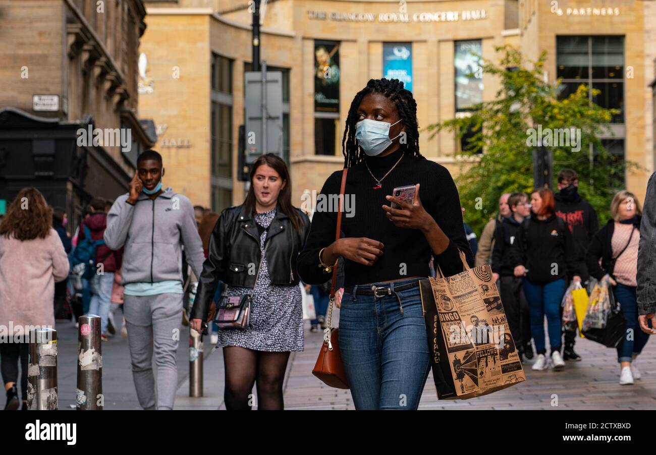 Glasgow, Schottland, Großbritannien. September 2020, 25. Da die Gefahr einer zweiten Welle von Covid-19 Fällen zunimmt, gehen die Mitglieder der Öffentlichkeit heute im Stadtzentrum von Glasgow ihre Geschäfte durch. Abgebildet; Käufer in der Buchanan Street tragen Gesichtsmasken. Iain Masterton/Alamy Live News Stockfoto