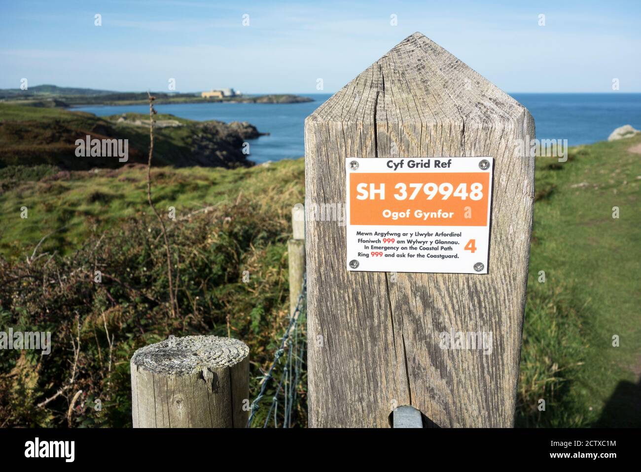 Ein Sicherheitsschild mit einer Gitterreferenz auf dem Anglesey Küstenweg in Wales Großbritannien Stockfoto