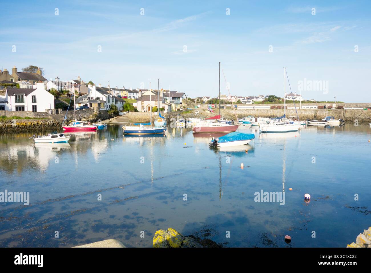 Der kleine Hafen in Cemaes Bay Anglesey Wales Großbritannien Stockfoto