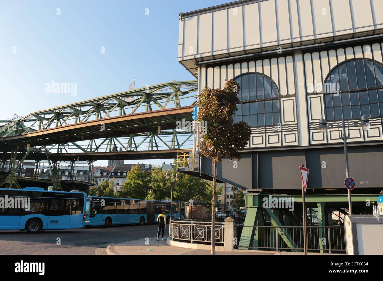 Terminal der Wuppertaler Schwebebahn in Wuppertal, Bezirk. Oberbarmen. Ruhrgebiet, Deutschland, Europa. Stockfoto