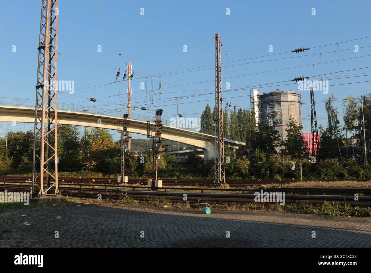 Der Bahnhof Oberbarmen und der ehemalige Gaskessel im Stadtteil Heckinghausen, heute ein Ort für kulturelle Veranstaltungen. Wuppertal, Deutschland, Europa. Stockfoto