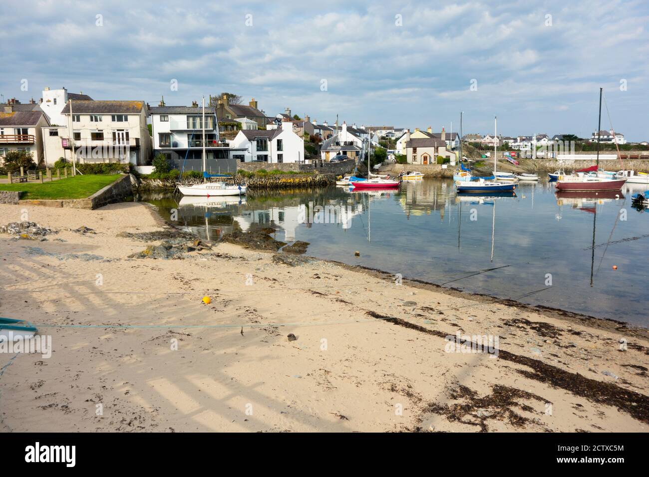 Der kleine Hafen in Cemaes Bay Anglesey Wales Großbritannien Stockfoto