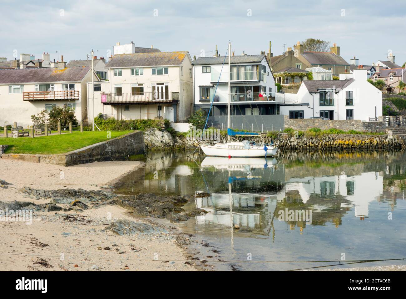 Der kleine Hafen in Cemaes Bay Anglesey Wales Großbritannien Stockfoto