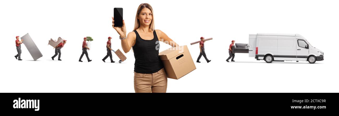 Junge Frau mit einem beweglichen Kasten und einem Handy Und bewegt sich auf der Rückseite, indem Gegenstände in einem Van Isoliert auf weißem Hintergrund Stockfoto