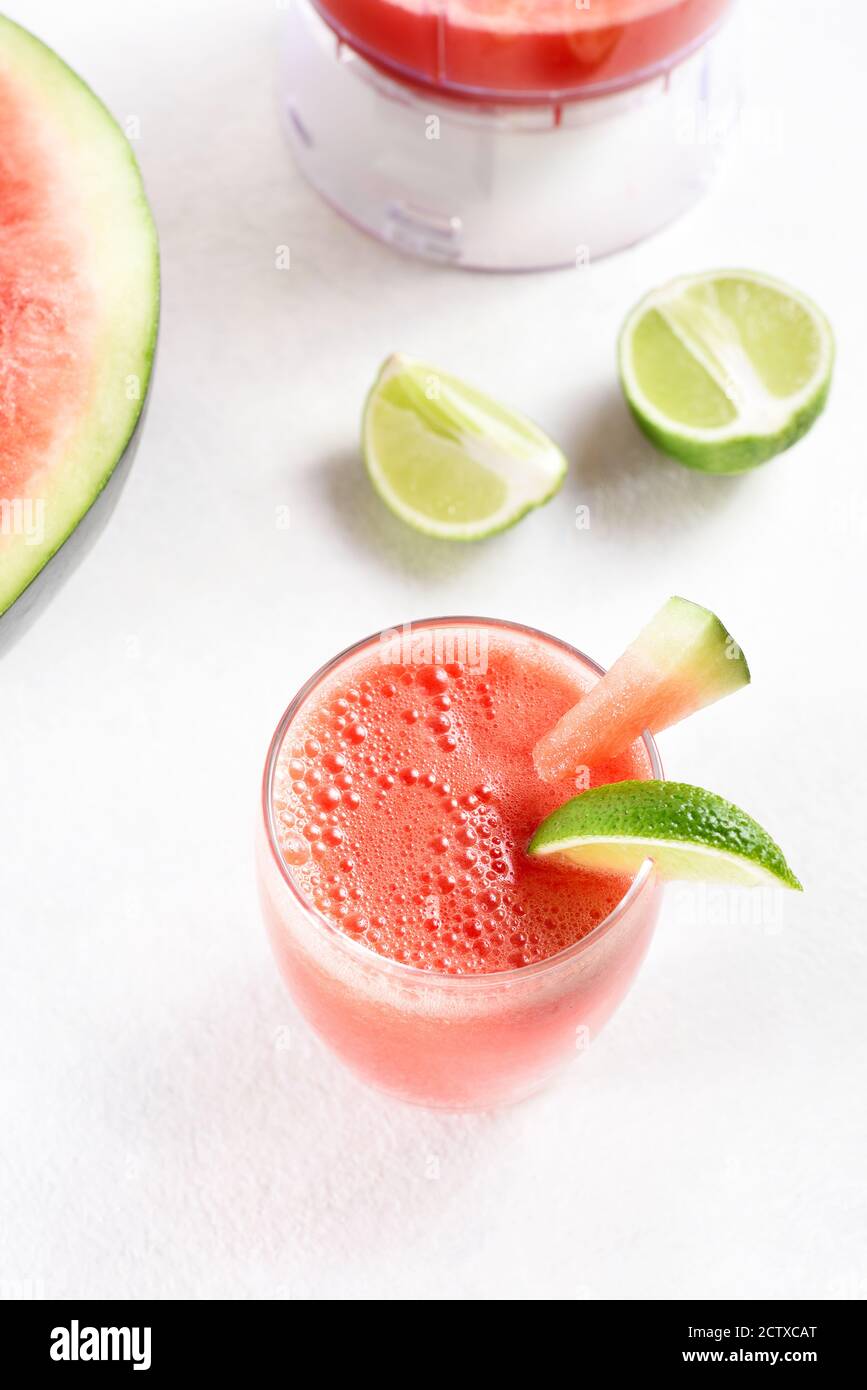 Wassermelone Limettensaft in einem Glas auf weißem Stein Hintergrund. Gesundes Sommergetränk. Stockfoto