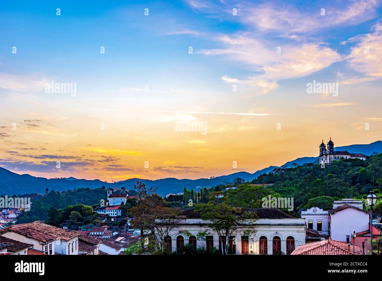 Blick auf alte Häuser und Kirchen in Kolonialarchitektur aus dem 18. Jahrhundert bei Sonnenuntergang in der historischen Stadt Ouro Preto in Minas Gerais, Brasilien Stockfoto