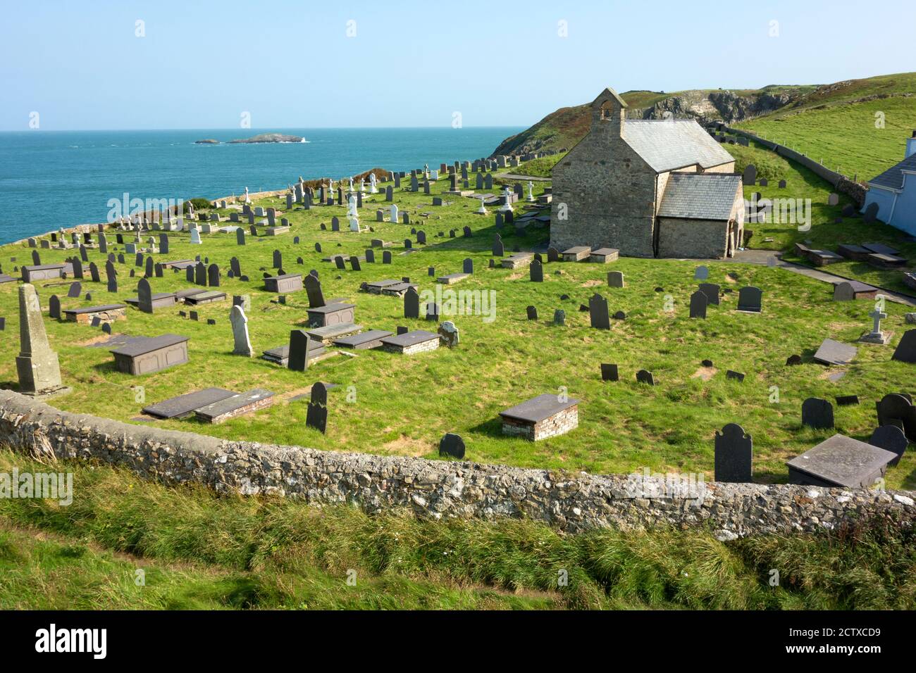 Die Kirche und der Friedhof von St. Patrick / Eglwys Llanbadrig Anglesey Wales UK Stockfoto