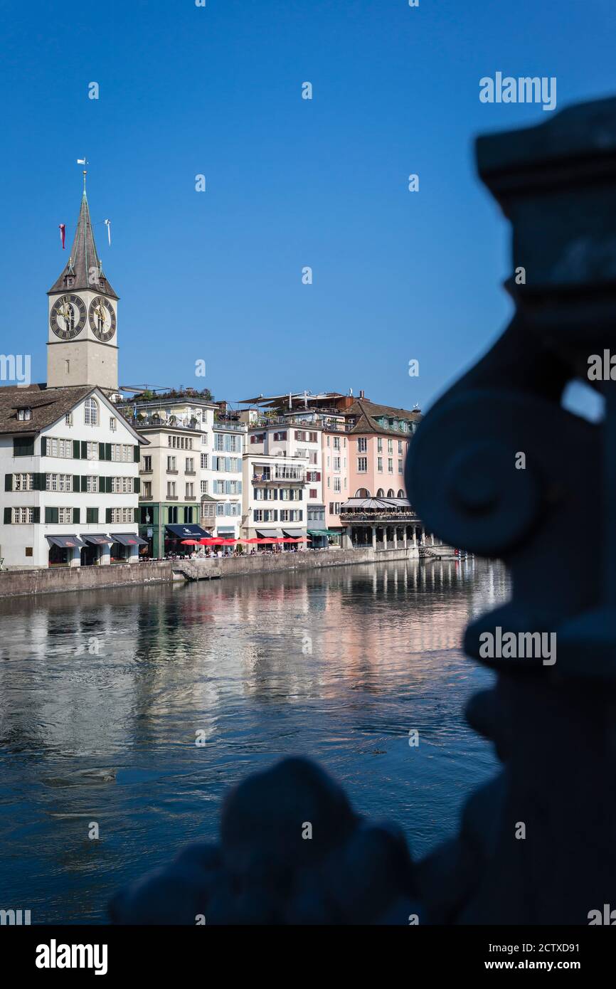 Limmat und St. Peterskirche in Zürich, Schweiz Stockfoto