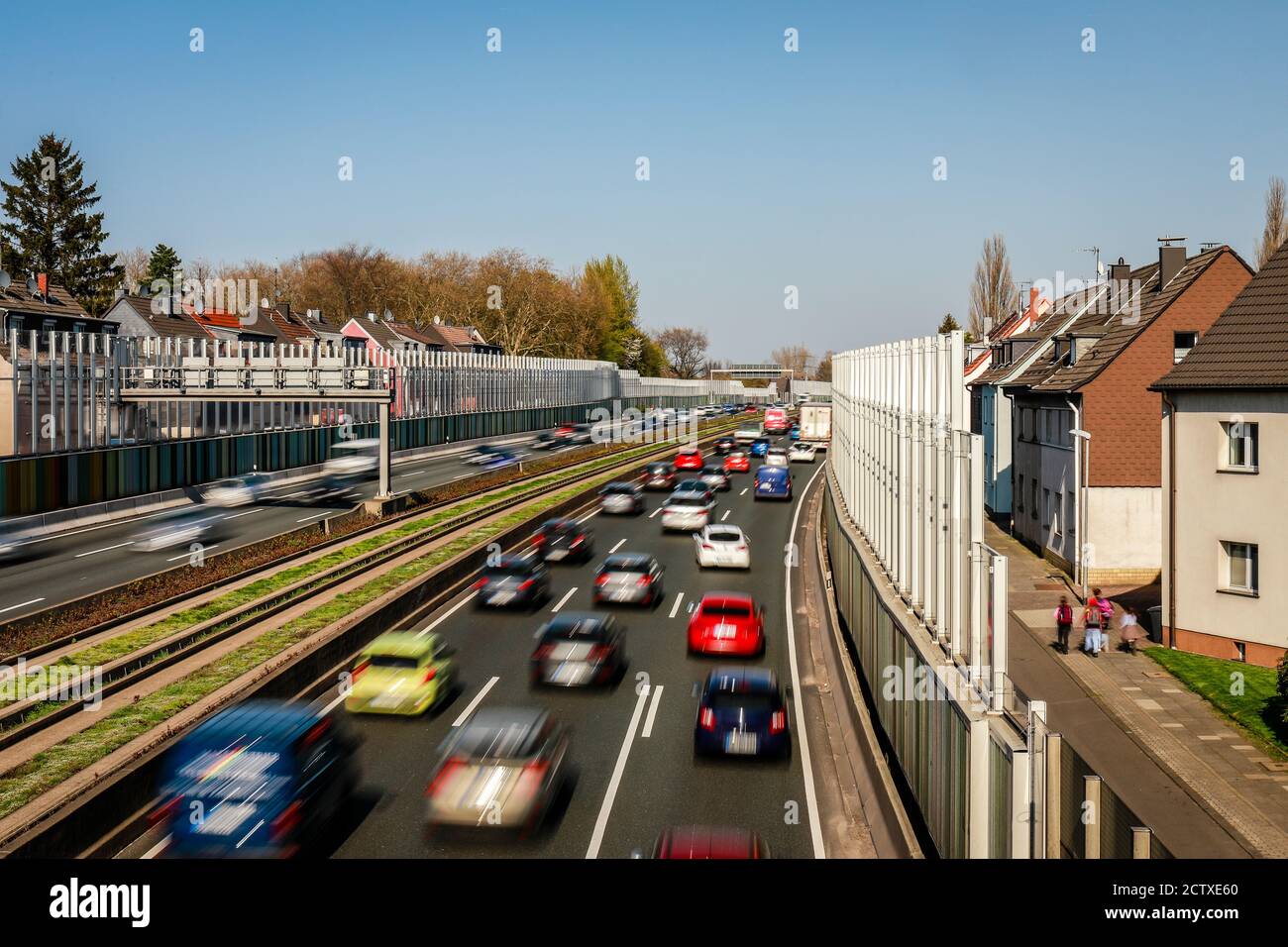 Essen, Ruhrgebiet, Nordrhein-Westfalen, Deutschland - Rush-hour Verkehr auf der Autobahn A40 reduziert eine Lärmbarriere die Lärmbelästigung für Anwohner. Stockfoto