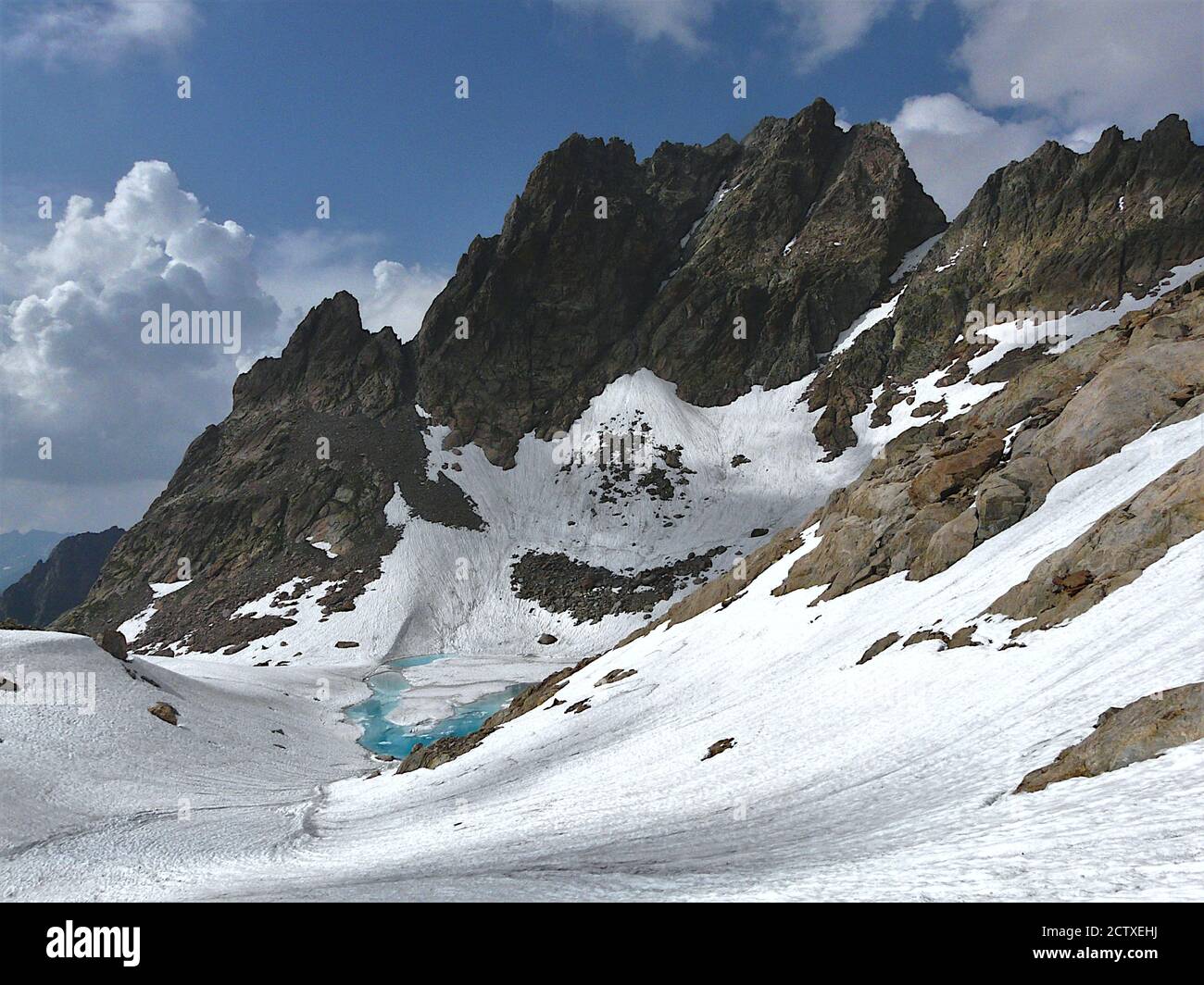 Blick auf Berge gegen Himmel und Wolken, Cima di Nasta, Alpi Marittime, Italienische Alpen Stockfoto