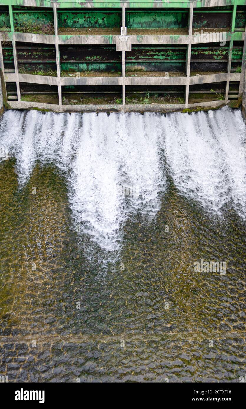 Detail Draufsicht auf die Staumauer mit dem Bach Von sprudelndem Wasser, das unten herauskommt Stockfoto