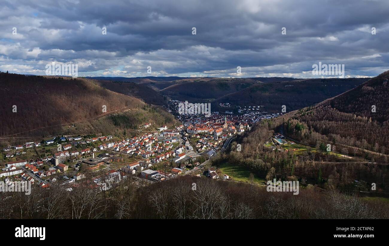 Panoramablick über Kleinstadt und Kurort Bad Urach mit historischem Zentrum, in einem Tal am Rande der Schwäbischen Alb, Deutschland. Stockfoto