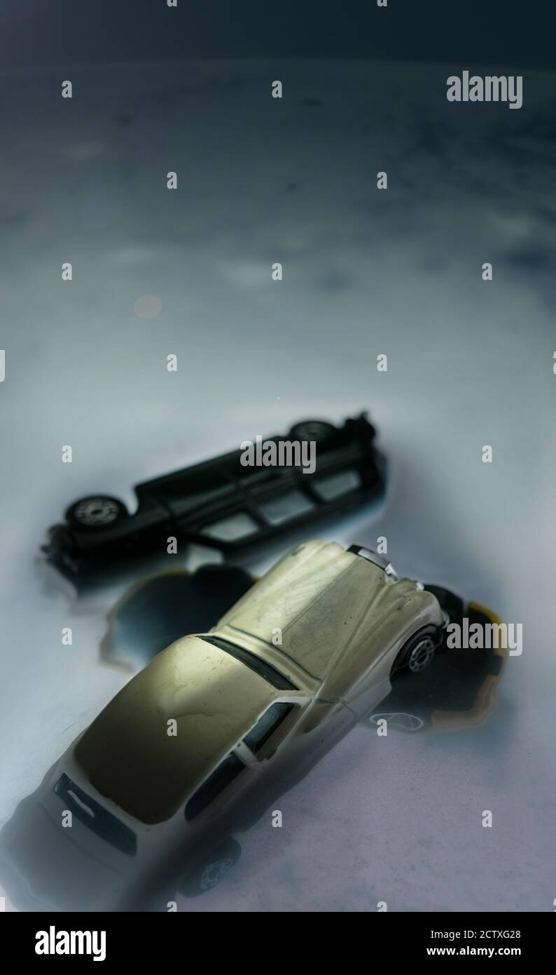 Eine apokalyptische Sicht des Verschwindens eines terrestrischen Territoriums nach einem natürlichen oder provozierten Kataklysmus. Gestürzte britische Autos. Stockfoto