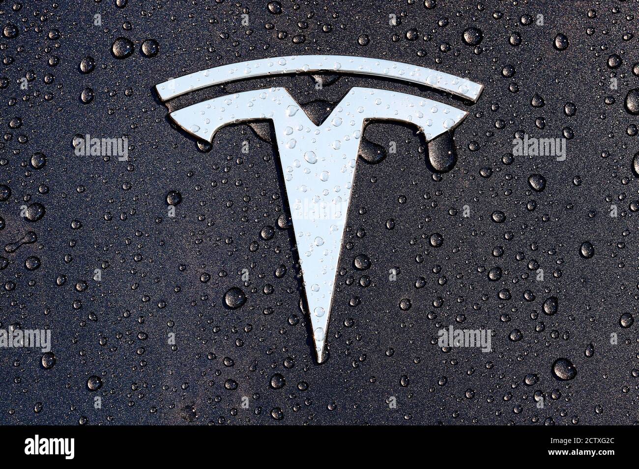 Tesla T Emblem Logo Aufkleber oder Emblem auf der Haube / Motorhaube eines  Modells 3 in Midnight Silber metallic, mit Regen, Regentropfen oder Tau  Stockfotografie - Alamy