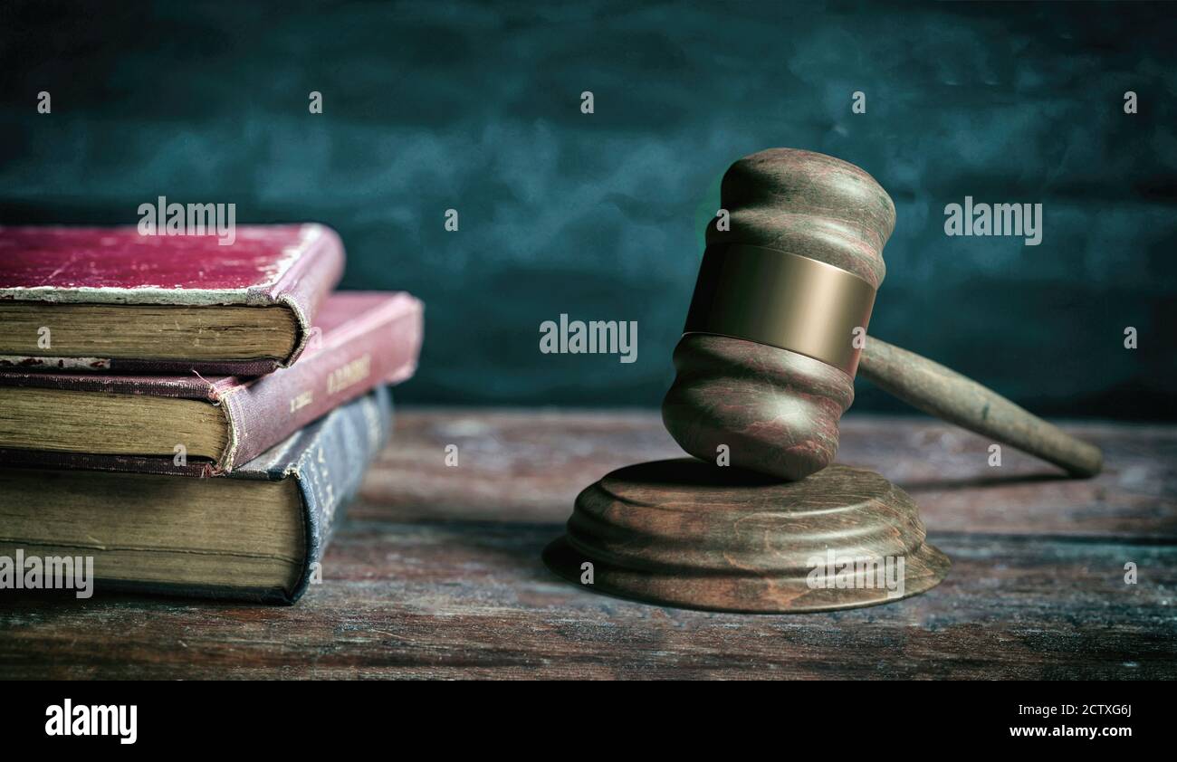 Law Gavel, alte Bücher und Lesebrillen auf einem Holztisch, Anwalt oder Richter Büro Schreibtisch. 3d-Illustration Stockfoto