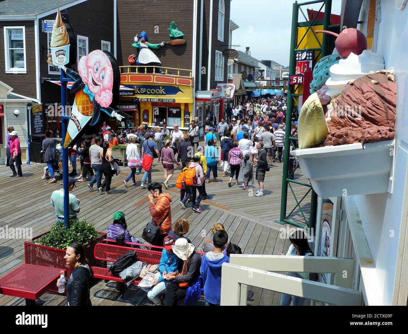 MENSCHEN UNTERWEGS IN DEN GESCHÄFTEN VON PIER 39 WO MAN ALLES KAUFEN UND ESSEN KANN Stockfoto