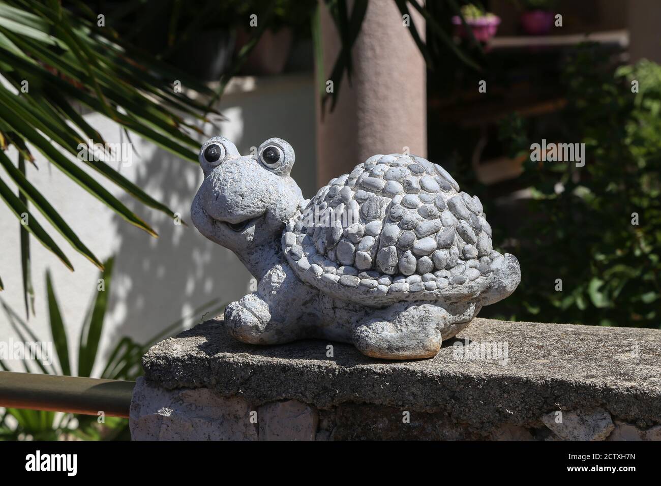Lustige Deko Schildkröte im Garten Stockfotografie - Alamy