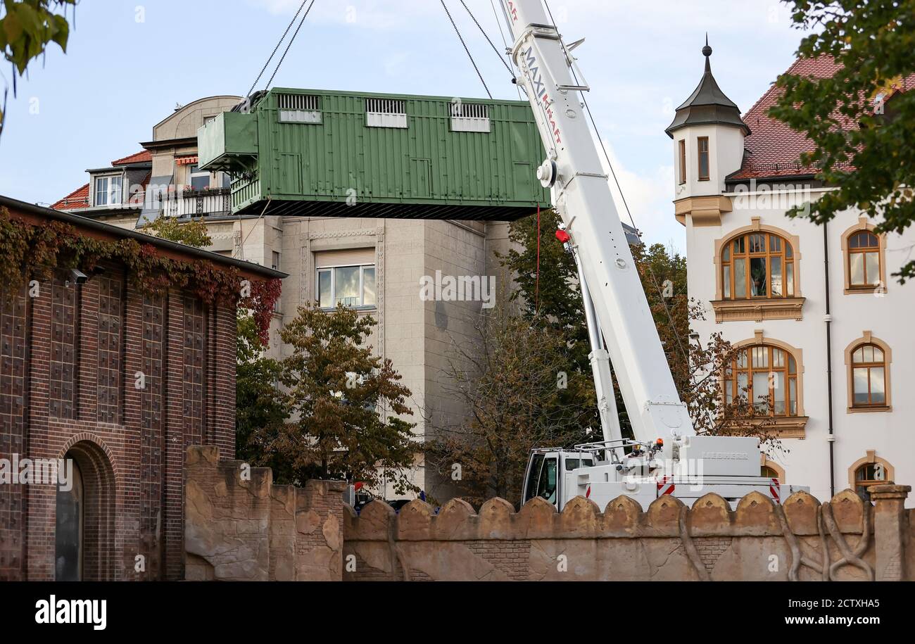 Leipzig, Deutschland. September 2020. Einer der Container für den Umzug der fünf asiatischen Elefanten aus dem Berliner Zoo schwebt hinter dem Elefantengehege in Leipzig. Die Berliner bauen das ehemalige Dickhäuterhaus um und wollen Europas modernste Einrichtung für afrikanische Elefanten bauen. Zu diesem Zweck wurden die asiatischen Elefanten an andere Zoos verteilt. Vier asiatische Elefanten leben bereits im Leipziger Elefantentempel Ganesha Mandir und sollen nun mit den Berlinern eine neue Herde bilden. Quelle: Jan Woitas/dpa-Zentralbild/dpa/Alamy Live News Stockfoto