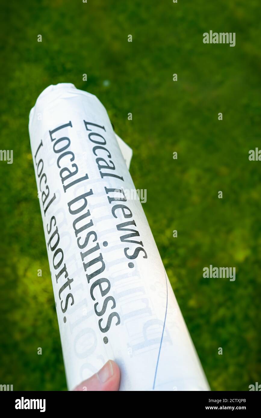 Aufgerollte Kopie der lokalen Zeitung. Stockfoto