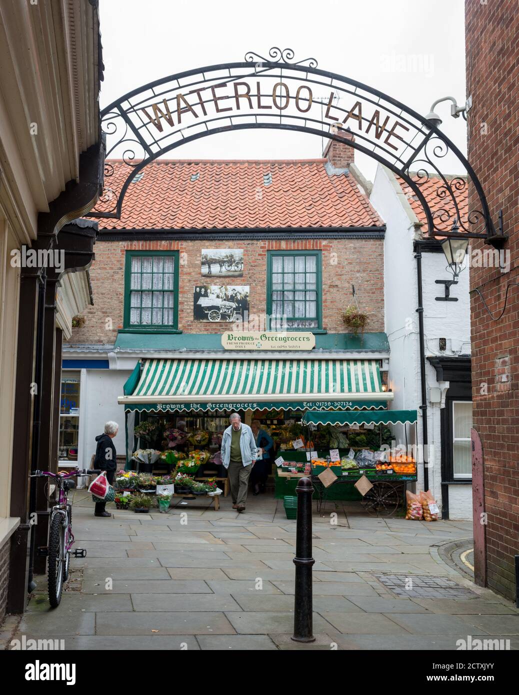 Blick auf Browns Gemüsehändler, ein traditionelles Obst- und Gemüseladen in Pocklington, East Yorkshire Stockfoto