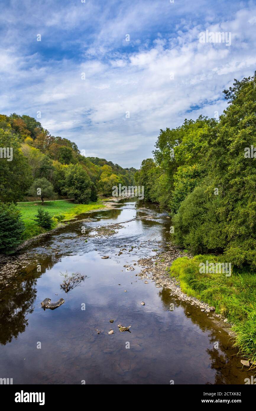 Blick Richtung Norden entlang des Flusses Creuse, bei Fresselines, Creuse (23), Frankreich. Stockfoto