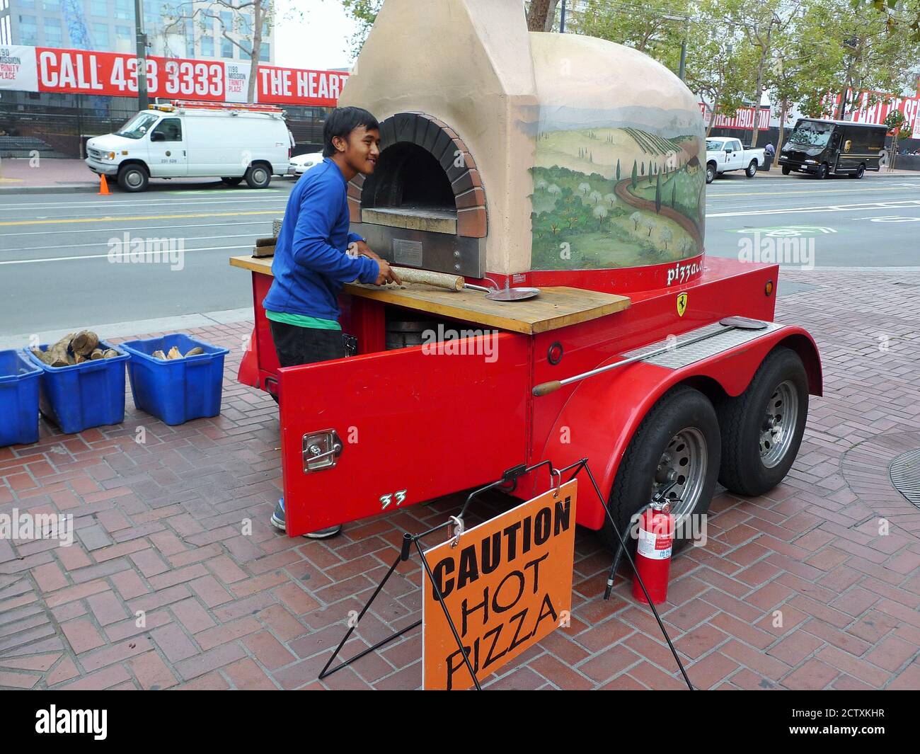 EIN MANN BEREITET AUF DREI RÄDERN EINEN PIZZAOFEN ZU EINE STRASSE Stockfoto