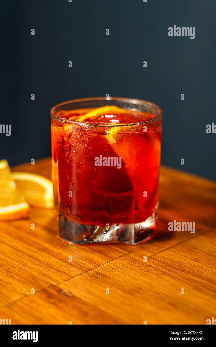 Negroni Cocktail. Gin, Campari und Martini Rosso. Cocktail an der Holzbar. Stockfoto
